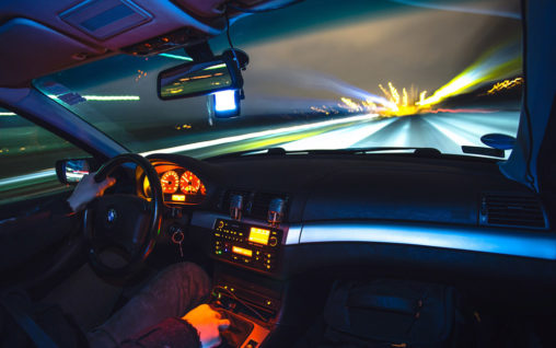 Autofahrt bei Nacht (Bild: Pixabay)